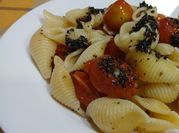 Una foto de albahaca y tomates cherry