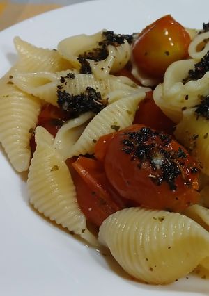 Una foto de Pasta con tomates cherry y albahaca