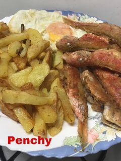 Una foto de Salmonetes en fritada con ajos tiernos, patatas y huevo