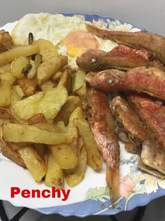 Una foto de Salmonetes en fritada con ajos tiernos, patatas y huevo