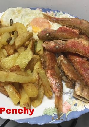Una foto de Salmonetes en fritada con ajos tiernos, patatas y huevo