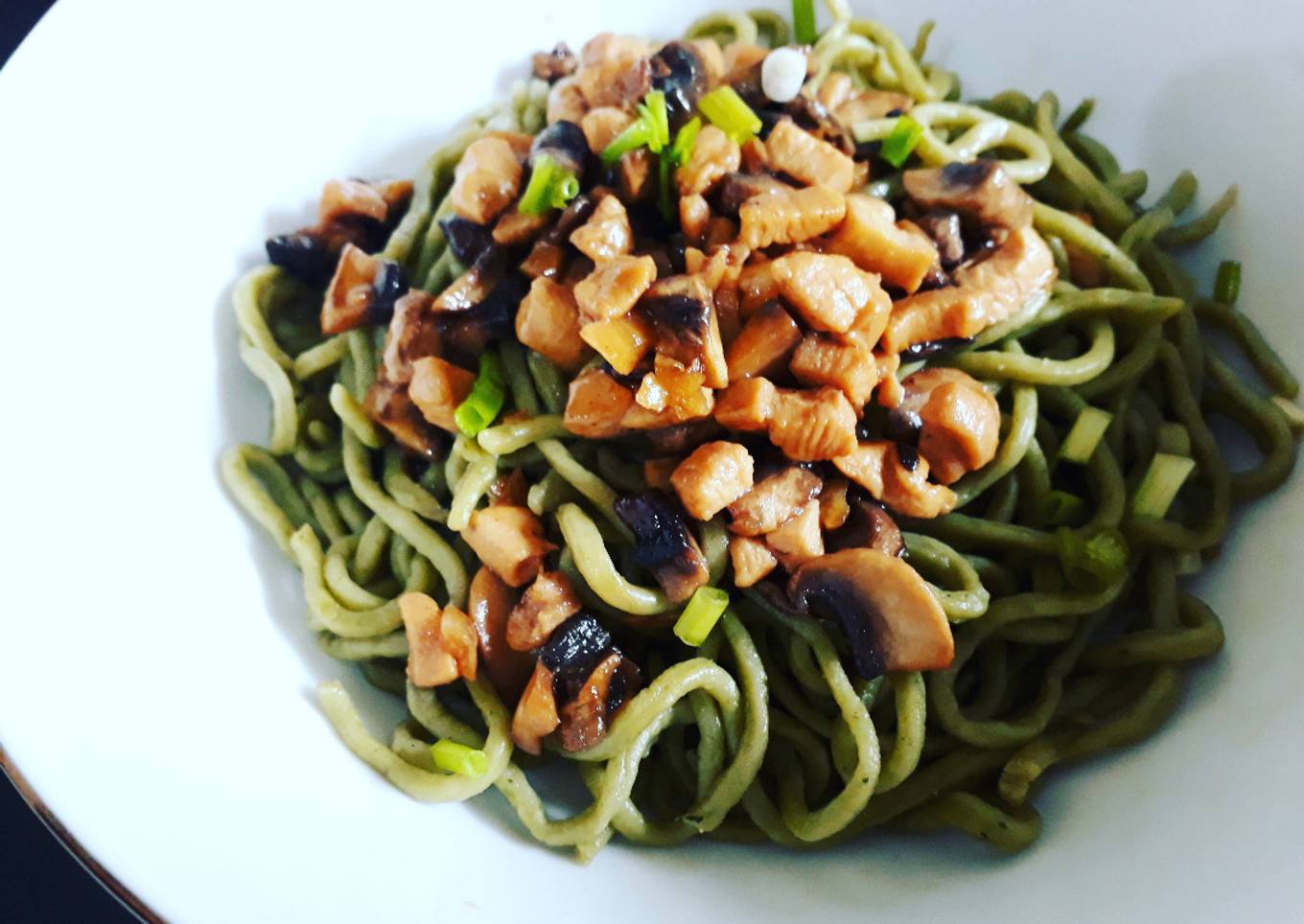 Pangsit Mie Hijau (Green Noodles)