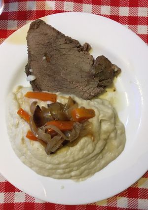 Una foto de Puré de coliflor con carne al horno