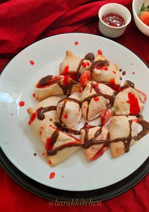 A picture of Strawberry Stuffed Baked Samosa with Chocolate Ganache.