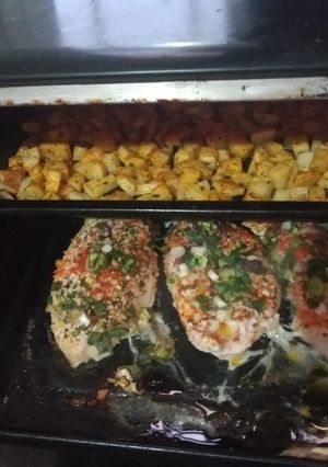 Una foto de Pollo con papas súper rico
