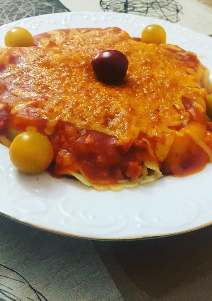 Una foto de Tortellinis relllenos de berenjena en salsa de tomate y queso cheddar