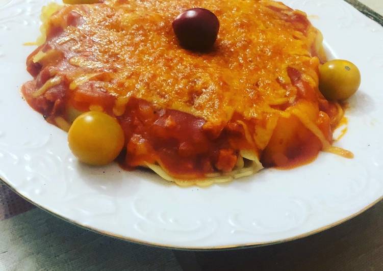 Tortellinis relllenos de berenjena en salsa de tomate y queso cheddar