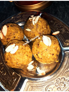 मक्की के आटे का चूरमा लड्डू (Makki ke aate ka churma ladoo recipe in hindi) रेसिपी मुख्य फोटो