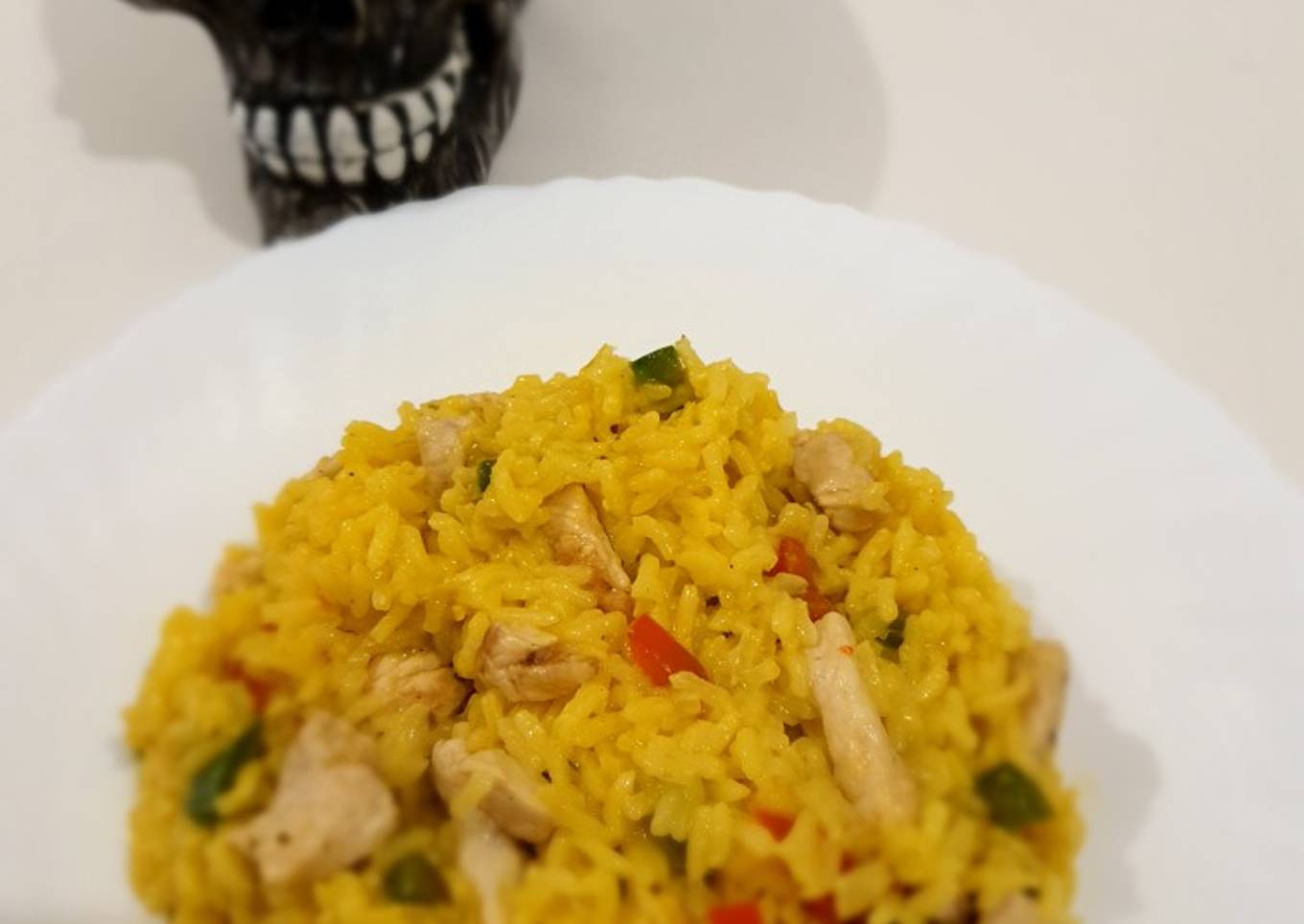 Arroz amarillo con pollo y verduras