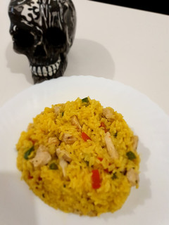 Una foto de Arroz amarillo con pollo y verduras