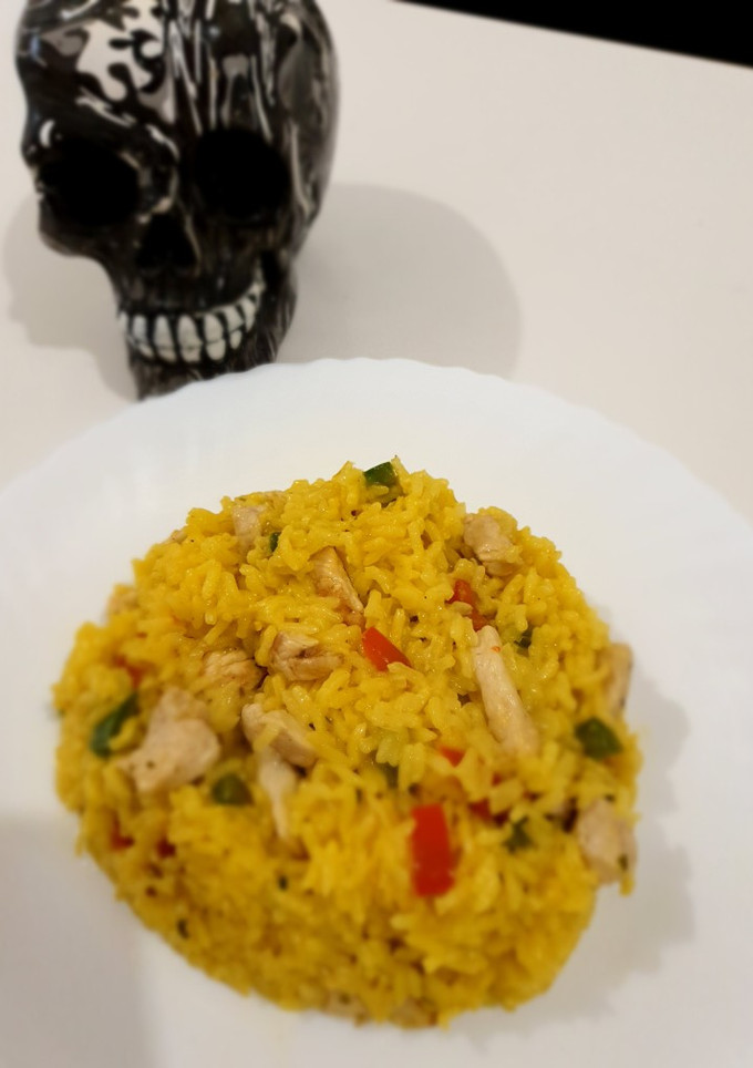 Una foto de Arroz amarillo con pollo y verduras