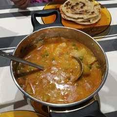 A picture of Curry indio con patatas y guisantes.