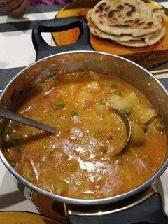 Una foto de Curry indio con patatas y guisantes