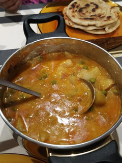 Una foto de Curry indio con patatas y guisantes