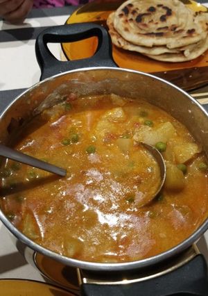 Una foto de Curry indio con patatas y guisantes