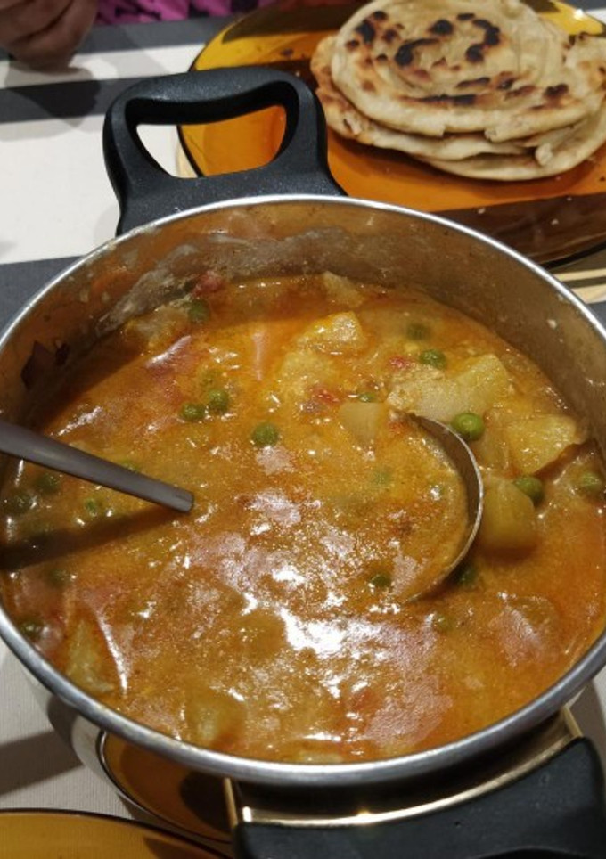 Una foto de Curry indio con patatas y guisantes