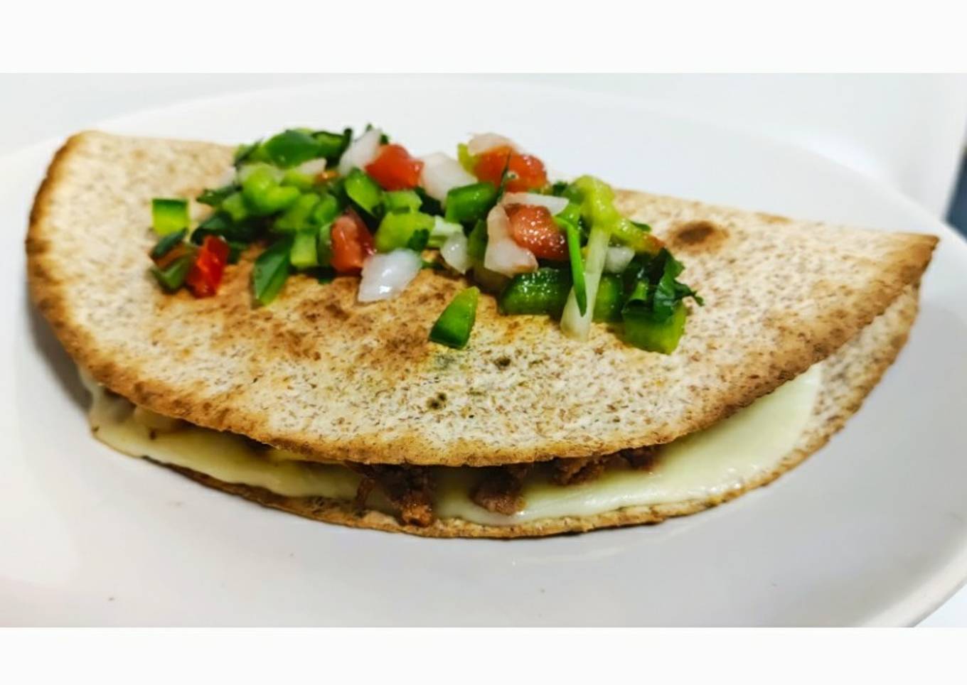 Quesadilla rellena de carne picada y guacamole con pico de gallo