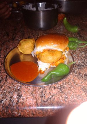 વડાપાવ રેસીપી મુખ્ય ફોટો