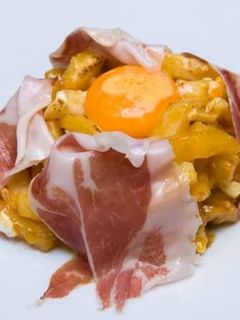 Una foto de Huevos estrellados con patatas y jamón