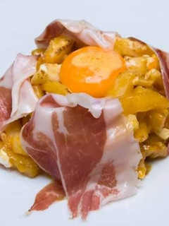 Una foto de Huevos estrellados con patatas y jamón