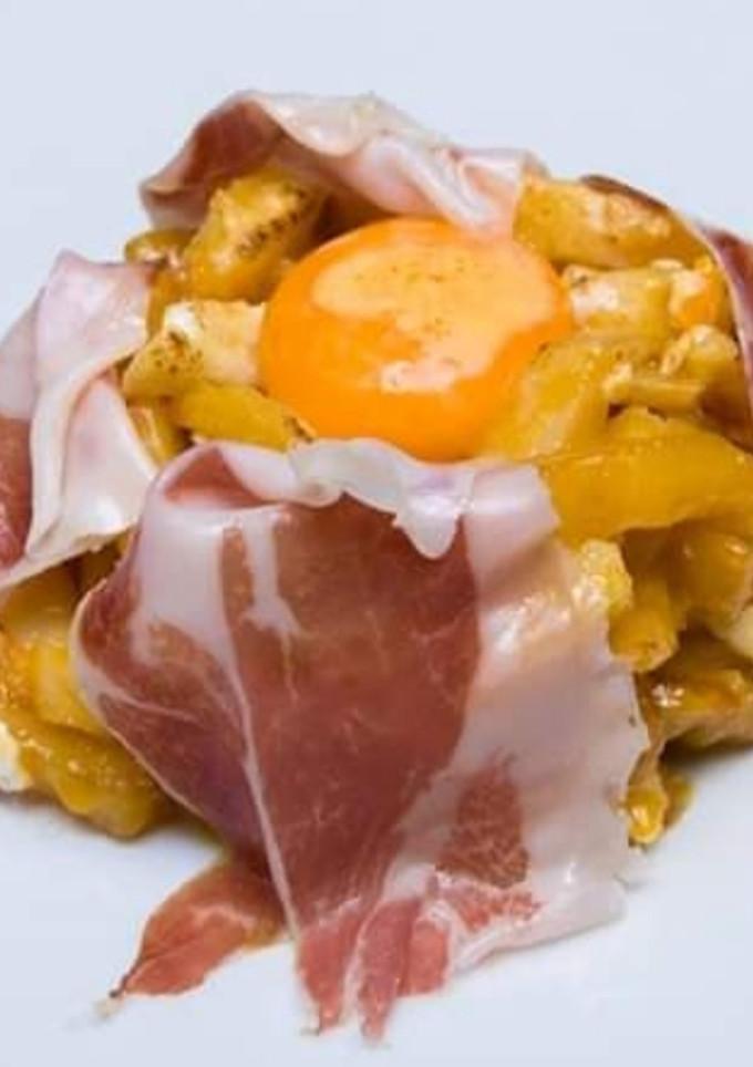 Una foto de Huevos estrellados con patatas y jamón