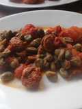 Habas baby con chorizo y tomate de lata