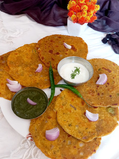 लेफ्टओवर सब्जी थालीपीठ (Leftover Sabji Thalipeeth Recipe in Hind रेसिपी मुख्य फोटो