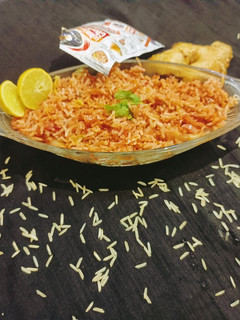 સેઝવાન ફ્રાઈડ રાઈસ (Schezwan Fried Rice Recipe In Gujarati) રેસીપી મુખ્ય ફોટો