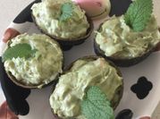 Una foto de aguacates rellenos gamba