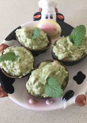 Una foto de Aguacate 🥑 relleno de Queso Crema y Gambas