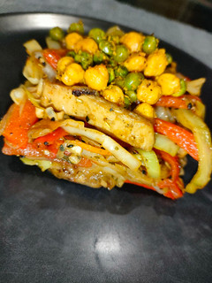 Una foto de Wok de repollo y heura