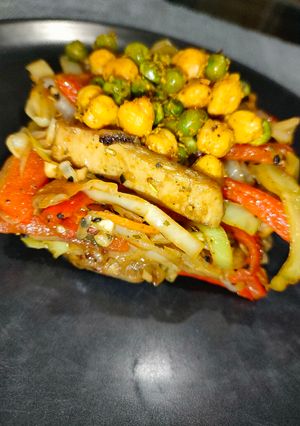 Una foto de Wok de repollo y heura