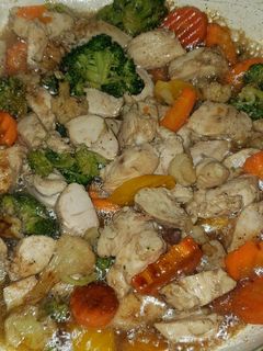 Una foto de Pollo dulce con brócoli y vegetales 🍗🥦🌶