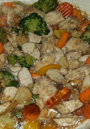 Una foto de Pollo dulce con brócoli y vegetales 🍗🥦🌶