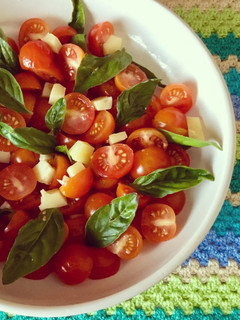 Una foto de Ensalada Tomates cherry, queso cabra y albahaca