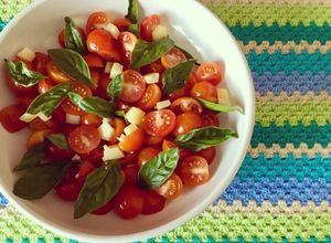 Una foto de Ensalada Tomates cherry, queso cabra y albahaca