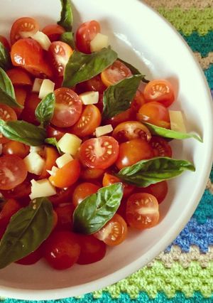 Una foto de Ensalada Tomates cherry, queso cabra y albahaca