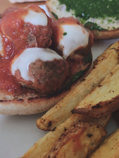 Una foto de Panecillos con albóndigas y pesto 🍔