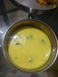 બેસન કઢી (Besan Kadhi Recipe In Gujarati) રેસીપી મુખ્ય ફોટો