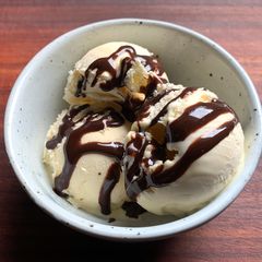 A picture of Chocolate Syrup.