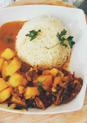 Una foto de Picante de papa con carne de res acompañado con arroz blanco