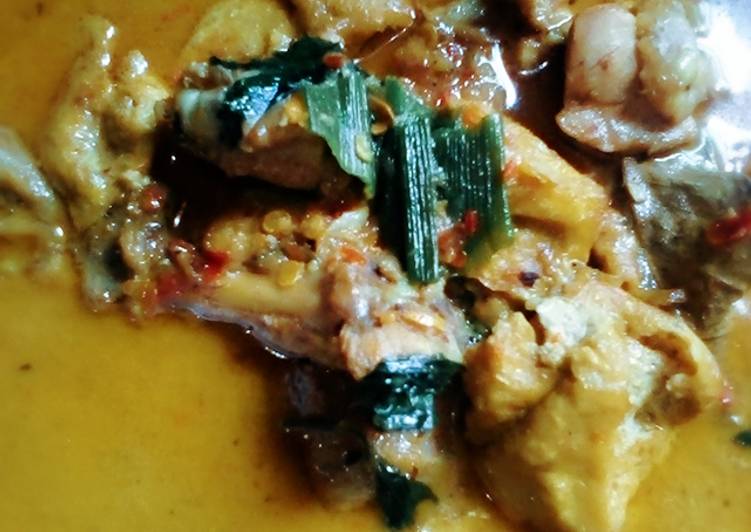 Ayam gulai kuning