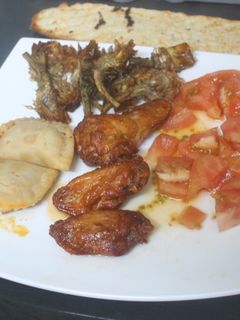 Una foto de Alitas con empanadillas y alcachofas