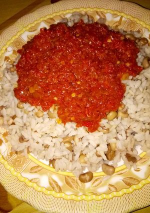 A picture of Shinkafa da wake with stew.