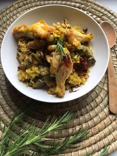 Una foto de Arroz seco con pollo y verduras variadas