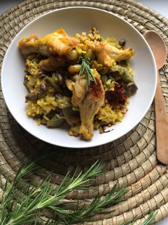 Una foto de Arroz seco con pollo y verduras variadas