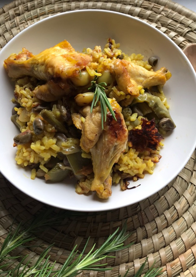 Una foto de Arroz seco con pollo y verduras variadas