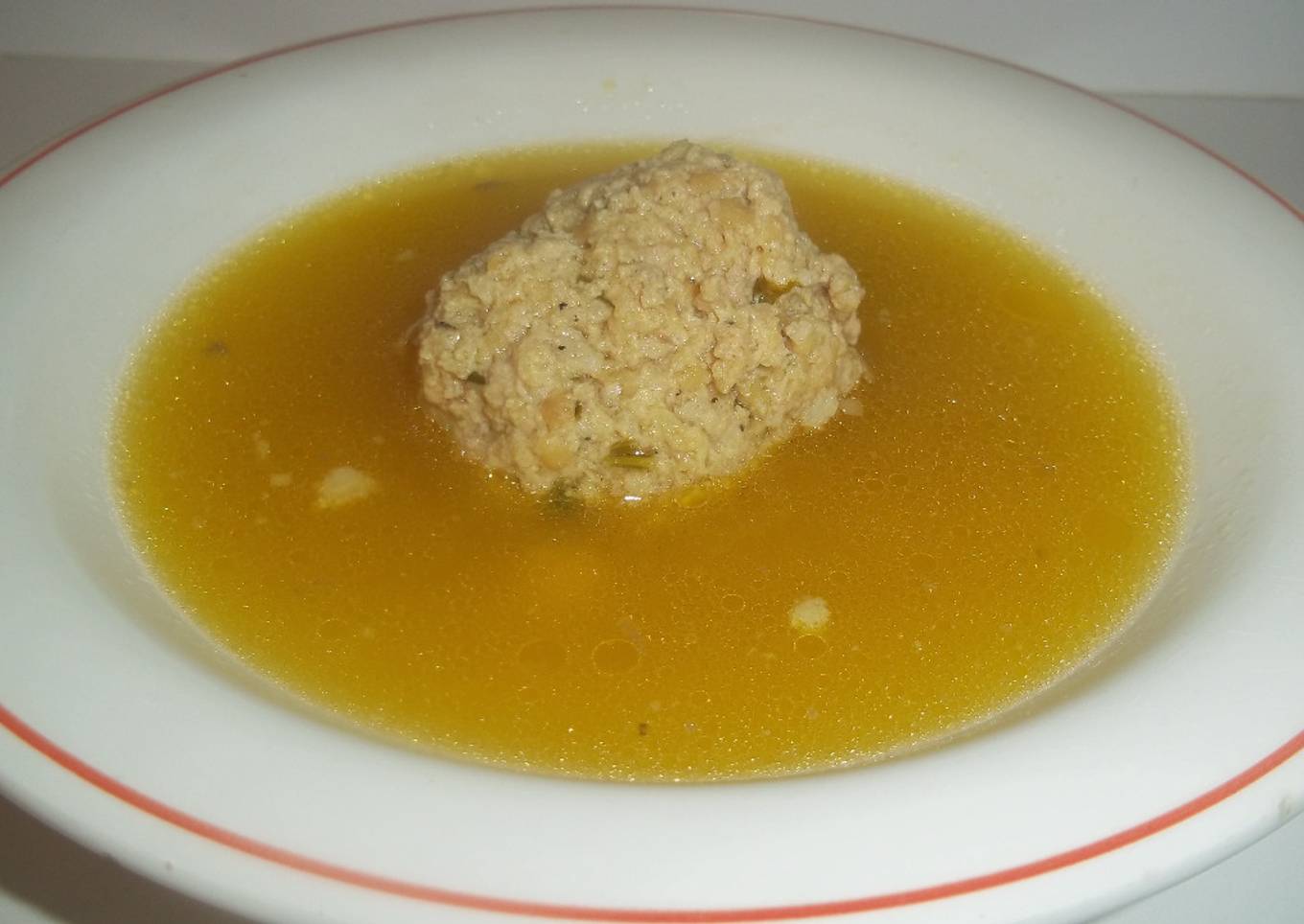 Pelotas de carne picada con caldo de cocido