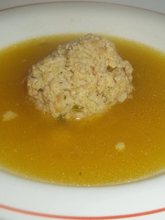 Una foto de Pelotas de carne picada con caldo de cocido