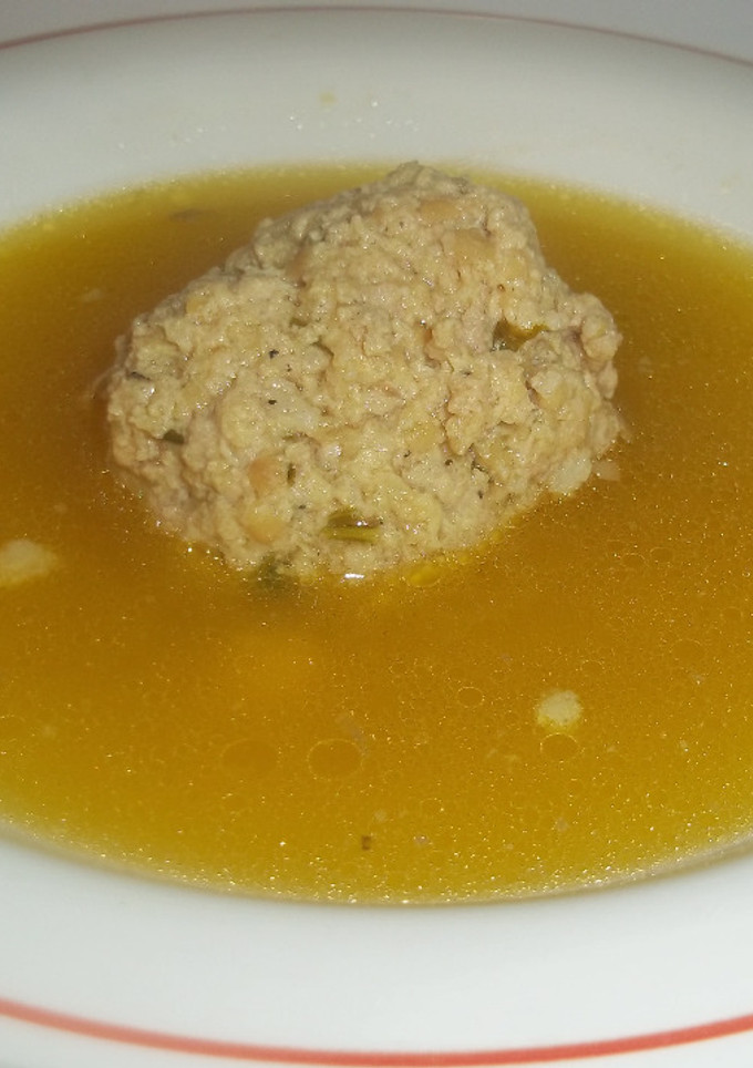 Una foto de Pelotas de carne picada con caldo de cocido